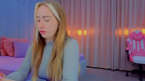 Snapshot of reina_cummings chatting on 10.19.25 reina cummings online show from 10.19.25