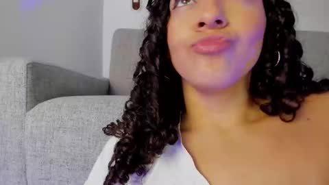 Snapshot of renata_cruz_ chatting on 02.18.25 Renata 3 online show from 02.18.25