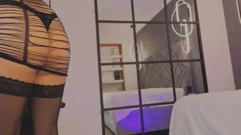Snapshot of renata_cruz_ chatting on 10.01.25 Renata 3 online show from 10.01.25