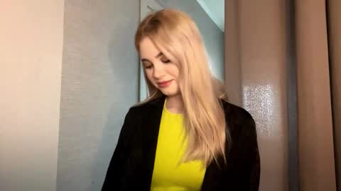 Snapshot of rendasweene chatting on 10.23.25 Kira online show from 10.23.25