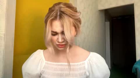 Snapshot of rendasweene chatting on 10.24.25 Kira online show from 10.24.25