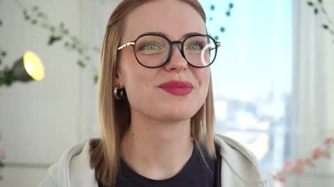 Snapshot of rettazuziak chatting on 11.17.25 Sofia online show from 11.17.25