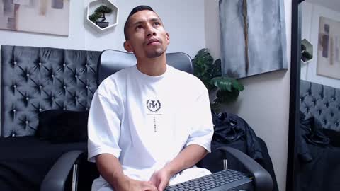 Snapshot of richar_voller chatting on 12.08.24 richar_voller online show from 12.08.24