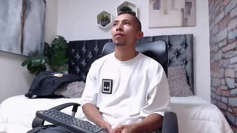 Snapshot of richar_voller chatting on 01.28.25 richar_voller online show from 01.28.25