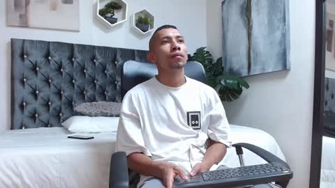 Snapshot of richar_voller chatting on 02.04.25 richar_voller online show from 02.04.25