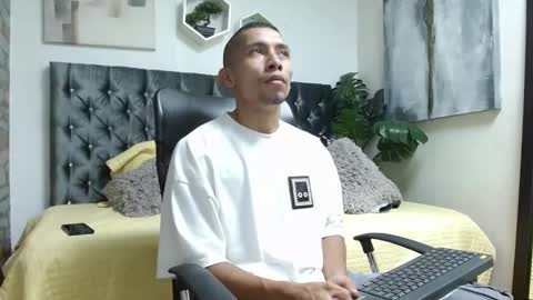 Snapshot of richar_voller chatting on 02.15.25 richar_voller online show from 02.15.25