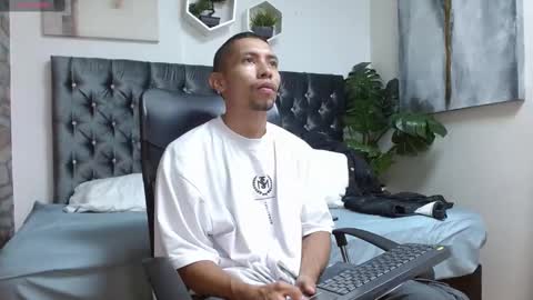 Snapshot of richar_voller chatting on 02.21.25 richar_voller online show from 02.21.25