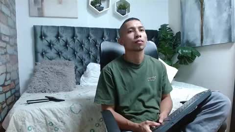 Snapshot of richar_voller chatting on 03.05.25 richar_voller online show from 03.05.25
