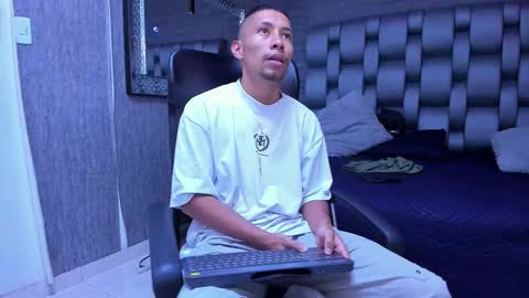 Snapshot of richar_voller chatting on 10.11.25 richar_voller online show from 10.11.25