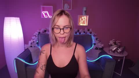 Snapshot of rikaraily chatting on 12.21.24 Rika online show from 12.21.24