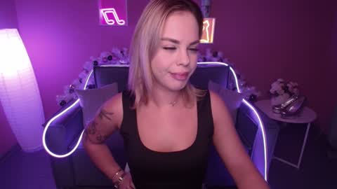 Snapshot of rikaraily chatting on 01.03.25 Rika online show from 01.03.25