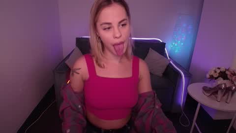 Snapshot of rikaraily chatting on 02.07.25 Rika online show from 02.07.25