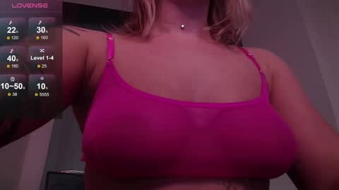 Snapshot of rikaraily chatting on 03.08.25 Rika online show from 03.08.25