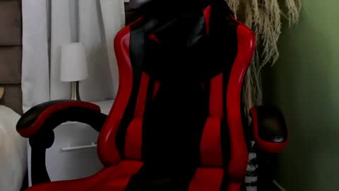 Snapshot of roan_birkin chatting on 04.22.26 Roan Birkin online show from 04.22.26