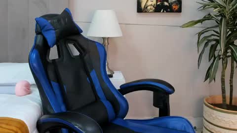 Snapshot of roan_birkin chatting on 04.29.26 Roan Birkin online show from 04.29.26