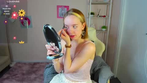 Snapshot of rockett_bunny chatting on 09.26.25 Rockett online show from 09.26.25