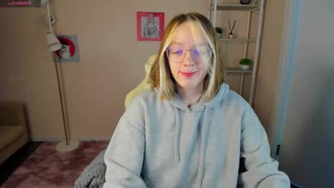 Snapshot of rockett_bunny chatting on 10.03.25 Rockett online show from 10.03.25