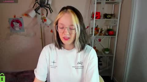 Snapshot of rockett_bunny chatting on 11.06.25 Rockett online show from 11.06.25