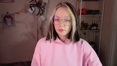 Snapshot of rockett_bunny chatting on 11.11.25 Rockett online show from 11.11.25