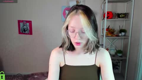 Snapshot of rockett_bunny chatting on 11.13.25 Rockett online show from 11.13.25