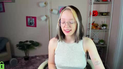 Snapshot of rockett_bunny chatting on 11.15.25 Rockett online show from 11.15.25