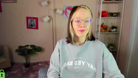 Snapshot of rockett_bunny chatting on 11.17.25 Rockett online show from 11.17.25