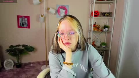 Snapshot of rockett_bunny chatting on 11.19.25 Rockett online show from 11.19.25