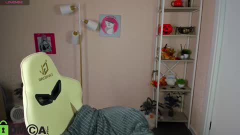 Snapshot of rockett_bunny chatting on 11.20.25 Rockett online show from 11.20.25