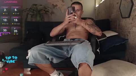 Snapshot of rogert_xx chatting on 02.08.25 Rogert online show from 02.08.25