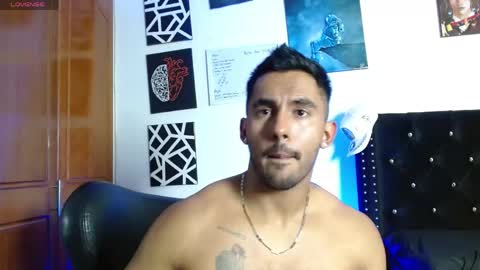 Snapshot of romanpearce_ chatting on 05.12.26 Roman online show from 05.12.26