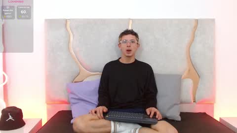 Snapshot of rooy_tay chatting on 11.02.25 rooy online show from 11.02.25