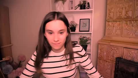 Snapshot of rosalais_ chatting on 04.29.26 Rose online show from 04.29.26