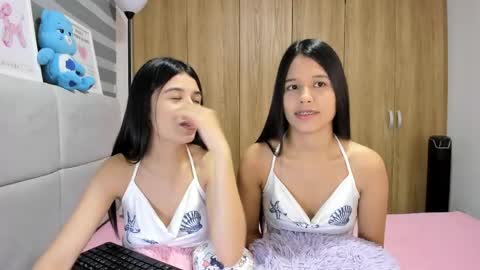 Snapshot of roseandmiah chatting on 04.22.26 Rose y Miah online show from 04.22.26