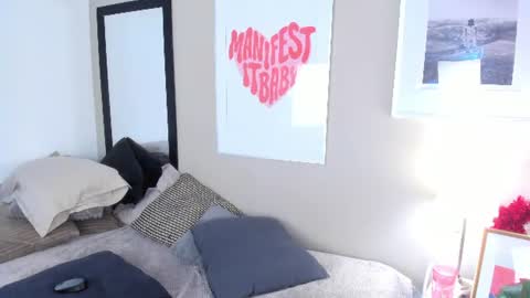 Snapshot of rosebliss chatting on 06.25.26 rose online show from 06.25.26