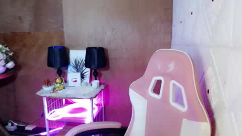 Snapshot of rosella_xx chatting on 10.04.25 TONETH online show from 10.04.25