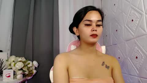 Snapshot of rosella_xx chatting on 10.13.25 TONETH online show from 10.13.25