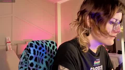 Snapshot of rossiie_hunt_ chatting on 05.27.26 rossiie_hunt_ online show from 05.27.26