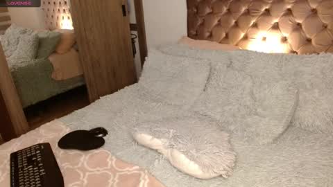 Rouss marie henao  online show from 02.25.25