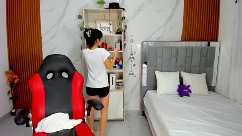 Snapshot of roussescoot chatting on 11.19.25 roussescoot online show from 11.19.25