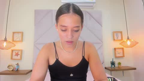 Snapshot of roxana_mill chatting on 10.05.25 Roxana   online show from 10.05.25