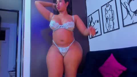 Snapshot of roxanasmiith chatting on 12.21.24 Roxxx Thee Stallion online show from 12.21.24