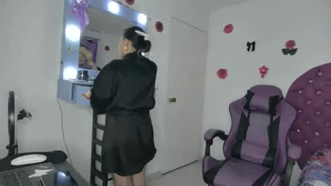 Snapshot of roxy_lu_07 chatting on 05.18.26 Roxy online show from 05.18.26