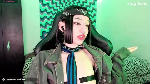 Roxy Independient model Help me to reach 50 thumbs up online show from 12.13.24