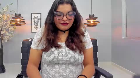 Snapshot of roxyvixen_ chatting on 11.02.25 Roxy Vixen online show from 11.02.25