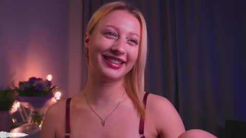 Snapshot of rue_novella chatting on 09.22.25 Mila online show from 09.22.25