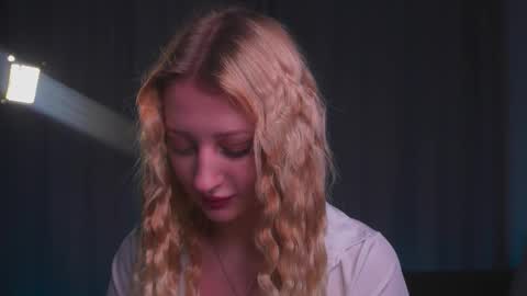 Snapshot of rue_novella chatting on 10.06.25 Mila online show from 10.06.25
