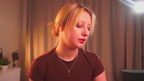Snapshot of rue_novella chatting on 10.11.25 Mila online show from 10.11.25