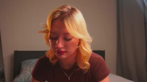 Snapshot of rue_novella chatting on 10.15.25 Mila online show from 10.15.25