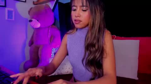 Snapshot of rue_zue chatting on 11.25.25 rue_zue online show from 11.25.25