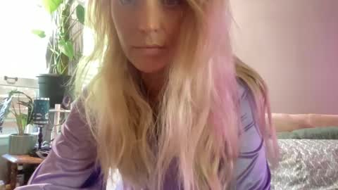KumKitten online show from 10.08.25
